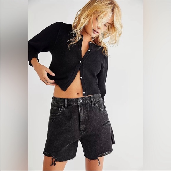Free People Sweaters - NWT FREE PEOPLE Pearl Cashmere Cardi sweater size L black pearl button cropped
